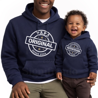 Pai e criança com camisolas com capuz azuis escuras com textos distintos, sorrindo sentados