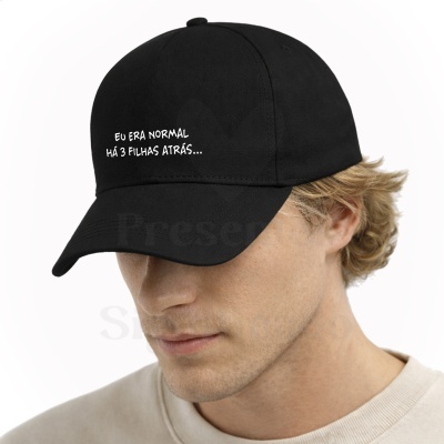 Boné preto com texto bordado branco usado por homem
