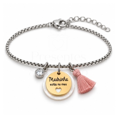 Pulseira prateada com pendentes dourado com texto, pedra brilhante e pompom rosa