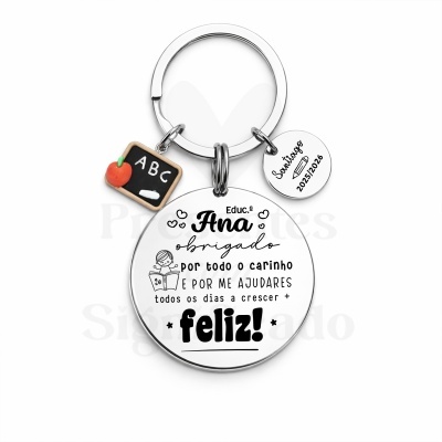 Porta-chaves metálico personalizado com texto de agradecimento à educadora Ana e separador com nome Santiago e ano