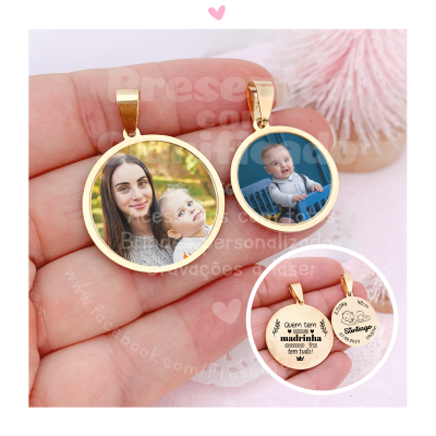 Dois pendentes redondos dourados com fotos de pessoas, fundo rosa e planta decorativa