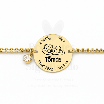 Pulseira dourada com pendente redondo personalizado com dados de nascimento