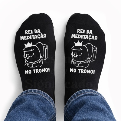 Meias pretas com desenho e texto branco Rei da Meditação no Trono