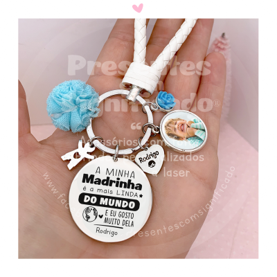 Porta-chaves com pendentes personalizados e cordão branco trançado