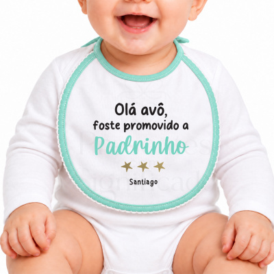 Babete branco com bordas verde e texto para avô e padrinho em bebé