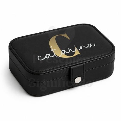 Estojo preto com fecho metálico e texto catarina em branco e dourado