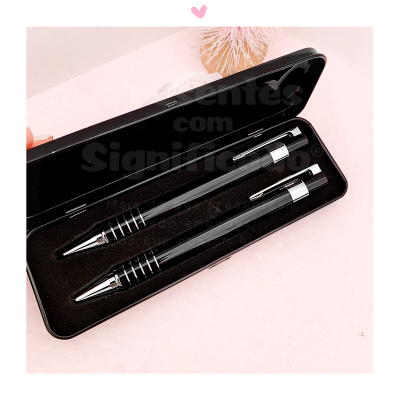 Estojo preto com duas canetas metálicas pretas dentro