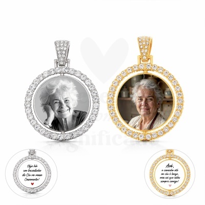Dois pendentes redondos com pedras brilhantes e fotos de senhoras com textos emotivos.
