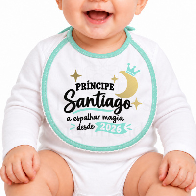 Babete branco para bebé com texto personalizado e decoração de estrelas, lua e coroa