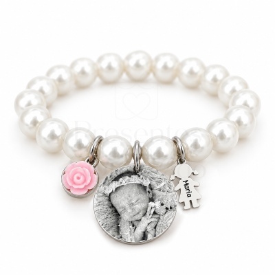 Pulseira de pérolas com três pendentes, incluindo um com nome Maria