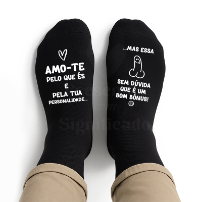 Meias pretas com texto branco e desenho divertido.