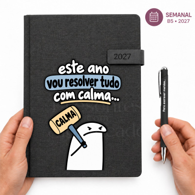 Agenda semanal 2027 preta com fecho e texto humorístico, acompanhada de caneta preta com texto branco.