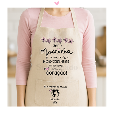 Avental bege com texto e desenhos em preto e rosa sobre camisola rosa
