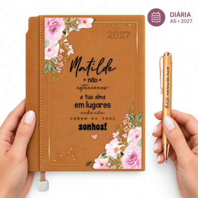 Diário castanho com flores cor de rosa e verde e texto decorativo com caneta dourada