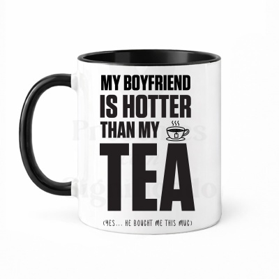 Caneca branca com texto humorístico em preto e interior preto