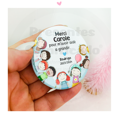 Botão redondo personalizado com ilustrações de crianças e texto em francês