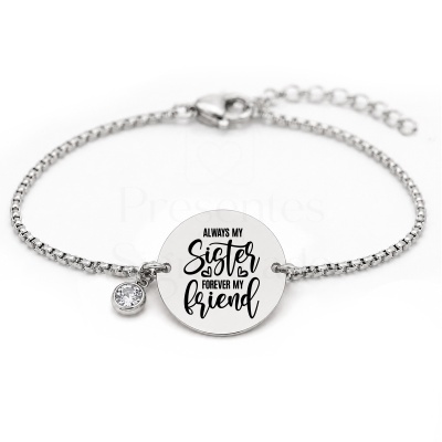 Pulseira prateada com pendente redondo e texto