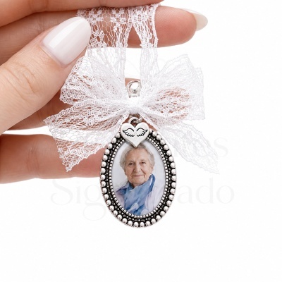 Moldura oval prateada com foto e laço de renda branca