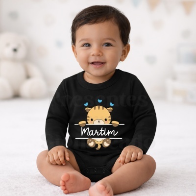 Body preto para bebé com estampa de gatinho amarelo e texto Martim.