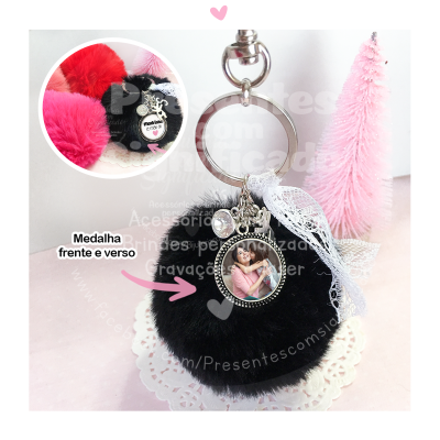 Porta-chaves com pompom negro e medalha com foto, decorado com fita branca