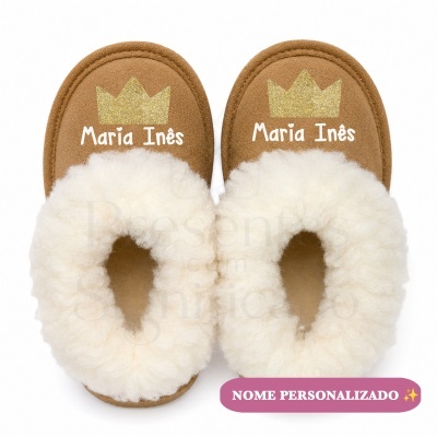 Pantufas castanhas com pelúcia branca e texto personalizado Maria Inês