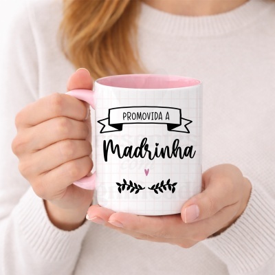 Caneca branca com interior e pega cor-de-rosa com texto decorativo