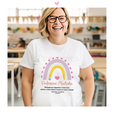 T-shirt branca com estampa de arco-íris e texto de agradecimento a professora Martinha