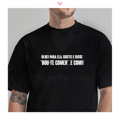 T-shirt preta com texto humorístico em branco e tatuagem no antebraço