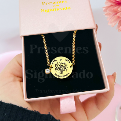 Colar dourado com pendente redondo gravado e caixa de oferta rosa