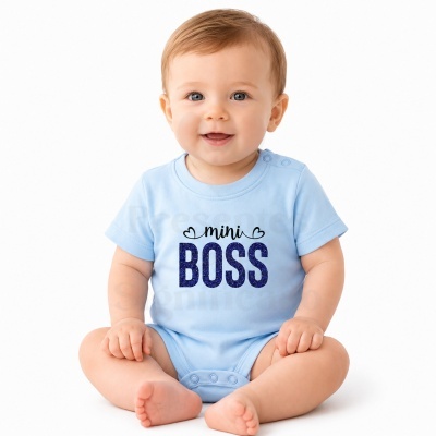 Bebé com body azul claro com texto mini BOSS