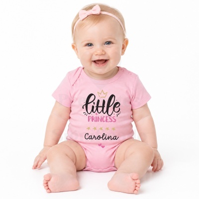Bebé sorridente com body rosa e faixa de cabelo com laço cor de rosa