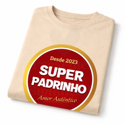 T-shirt bege com estampa circular vermelha, branca e dourada e texto em português.