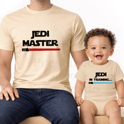 Conjunto de t-shirt e body bege com textos Jedi Master e Jedi in Training em preto e sabres de luz coloridos