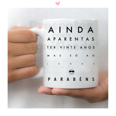 Caneca branca com texto estilo teste de visão em português