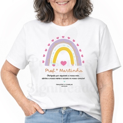 T-shirt branca com desenho colorido de arco-íris e texto de agradecimento para professora Martinha