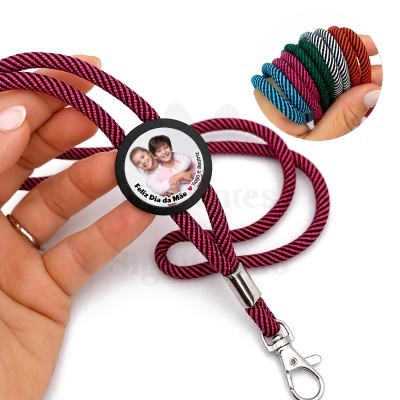 Cordão cor-de-rosa e preto com mosquetão de metal e destaque com foto e texto
