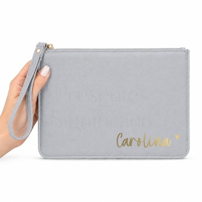 Bolsa de mão cinzenta com nome Carolina em dourado