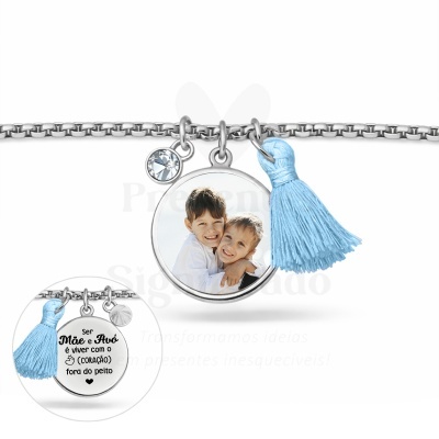 Pulseira prateada com pendente de foto, borla azul e mensagem gravada