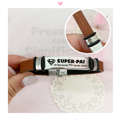 Pulseira de couro castanho com placa metálica gravada e texto 'SUPER-PAI do Bernardo desde 2022'