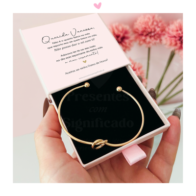 Bracelete dourado com caixa preta e rosa e mensagem em português para convite