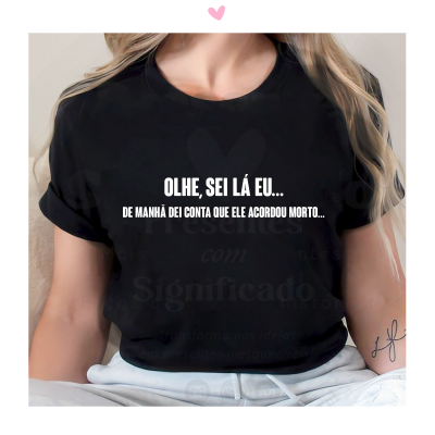 T-shirt preta com texto branco impresso em português