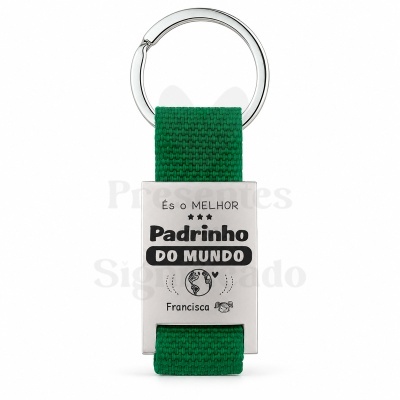 Porta-chaves com correia verde e chapa metálica gravada com texto e desenhos