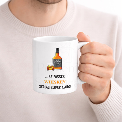 Caneca branca com ilustração e frase sobre whiskey segurada por uma pessoa