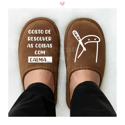 Chinelos castanhos com texto e desenho humorístico