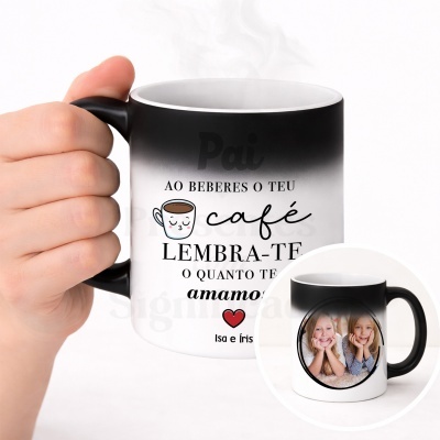 Caneca preta e branca com texto e foto de crianças para pai
