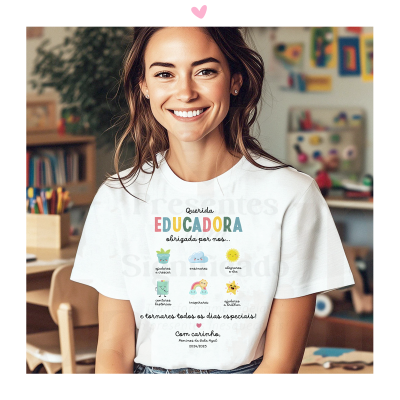 T-shirt branca com texto e desenhos coloridos sobre educação e agentes químicos, usada por mulher sorridente em sala de aula.