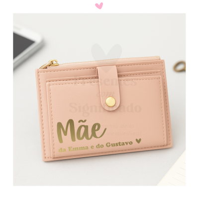 Carteira rosa clara com fecho dourado e texto personalizado