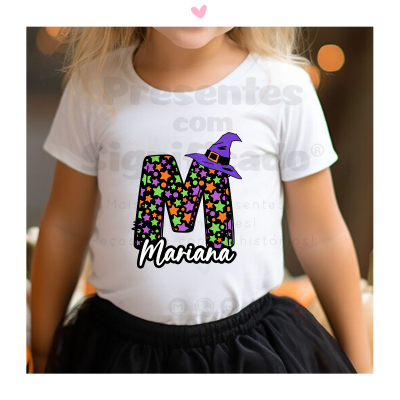 T-shirt branca com letra M colorida e nome Mariana