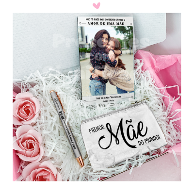 Caixa de presente com caneta, cartão com foto de mãe e filha, e carteira branca com texto de amor à mãe