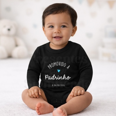 Body preto de manga comprida para bebé com texto promocional em branco e azul.